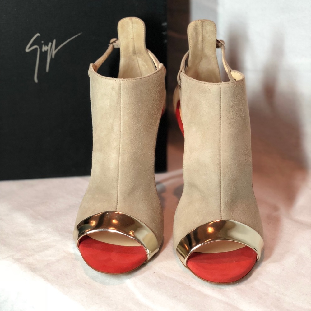 ⭐️HP⭐️ Low Price❗️Giuseppe Orange/Beige Heel